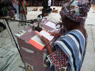 Maman Sara lisant en public la Bible en Boomu.jpg